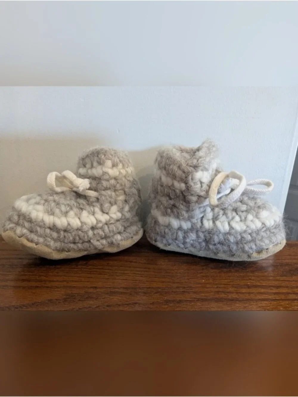 Padraig cottage Slippers Wool Ivory Gray hand-crocheted Sz B5, 5.5